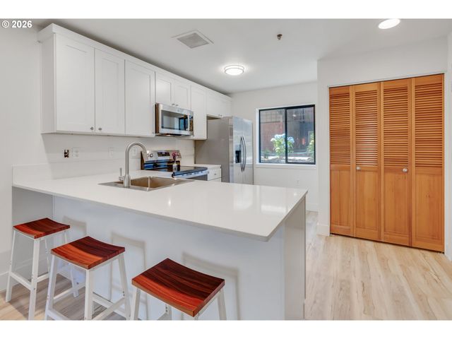 730 Nw NAITO Pkwy E10, Portland, OR 97209