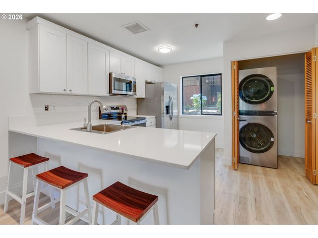730 Nw NAITO Pkwy E10, Portland, OR 97209
