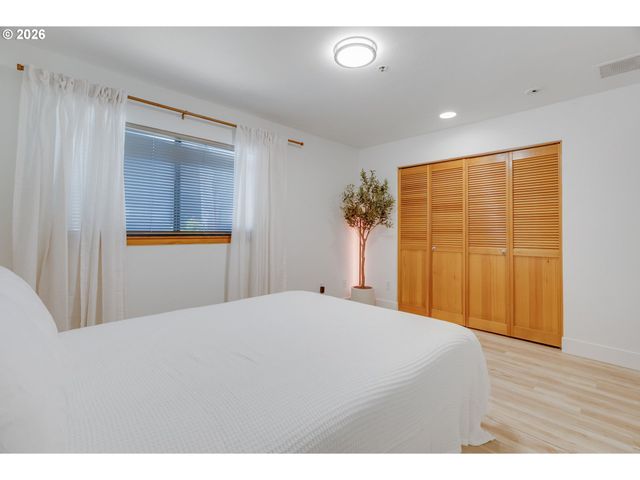 730 Nw NAITO Pkwy E10, Portland, OR 97209