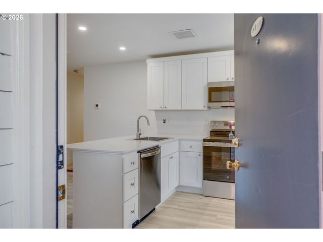 730 Nw NAITO Pkwy E10, Portland, OR 97209