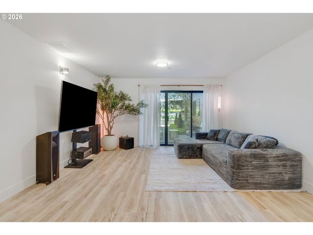 730 Nw NAITO Pkwy E10, Portland, OR 97209