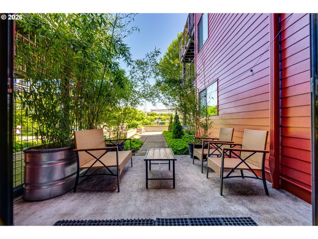 730 Nw NAITO Pkwy E10, Portland, OR 97209