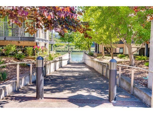 730 Nw NAITO Pkwy E10, Portland, OR 97209