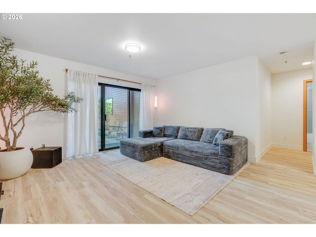730 Nw NAITO Pkwy E10, Portland, OR 97209