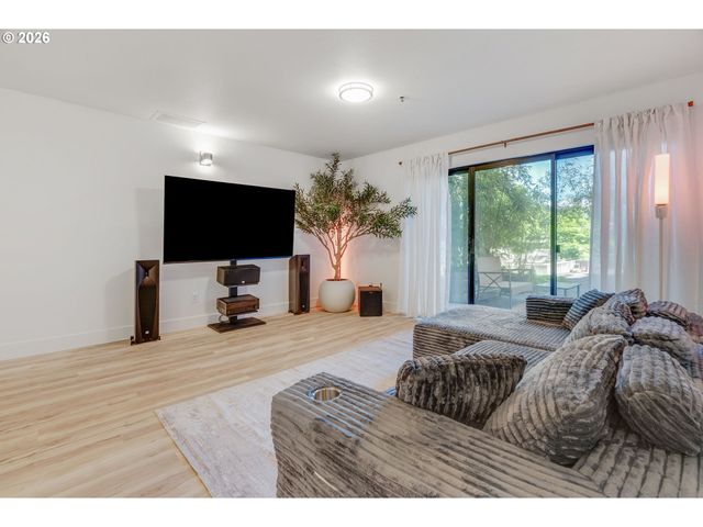 730 Nw NAITO Pkwy E10, Portland, OR 97209