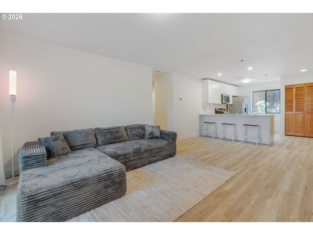 730 Nw NAITO Pkwy E10, Portland, OR 97209