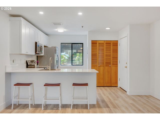730 Nw NAITO Pkwy E10, Portland, OR 97209