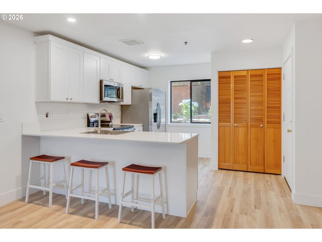 730 Nw NAITO Pkwy E10, Portland, OR 97209
