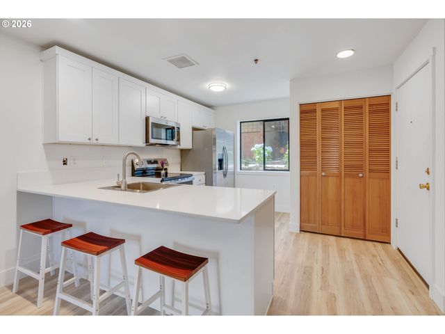 730 Nw NAITO Pkwy E10, Portland, OR 97209