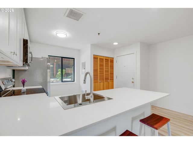 730 Nw NAITO Pkwy E10, Portland, OR 97209