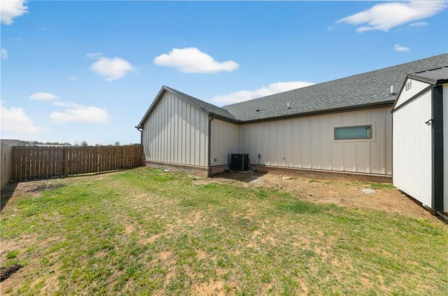 2204 Riggins Avenue, Pea Ridge, AR 72751