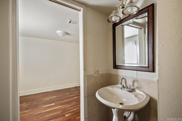 8608 Hicks Rd, Mabelvale, AR 72103