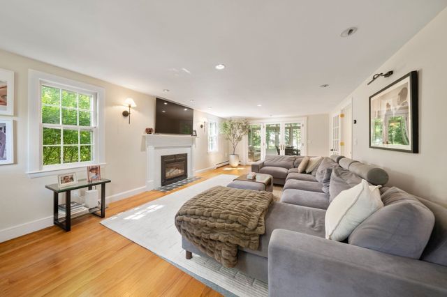 14 Thoreau Rd, Acton, MA 01720