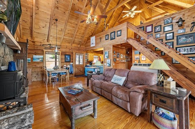 114 Hunterhill Way, Ellijay, GA 30540