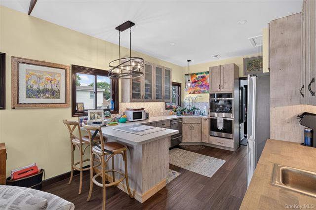 6 Howard Road, Bayville, NY 11709