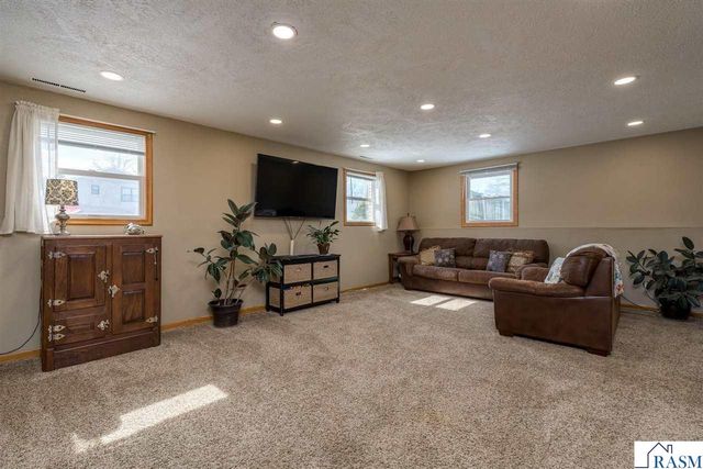 2712 E Main Street, Mankato, MN 56001