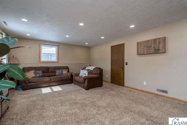 2712 E Main Street, Mankato, MN 56001