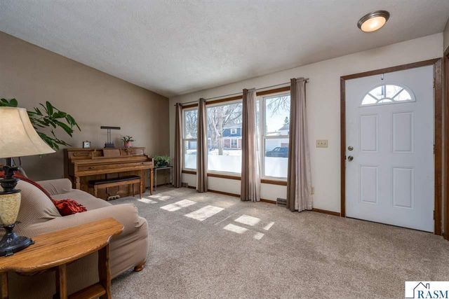 2712 E Main Street, Mankato, MN 56001