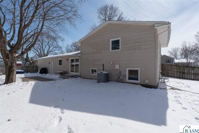 2712 E Main Street, Mankato, MN 56001