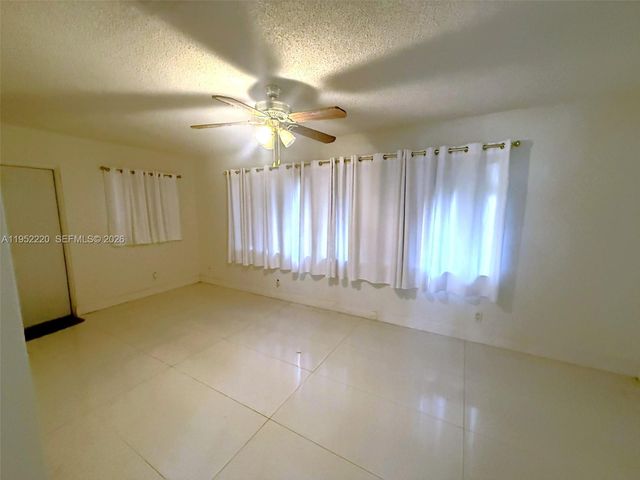 9511 NW 8th St, Pembroke Pines, FL 33024