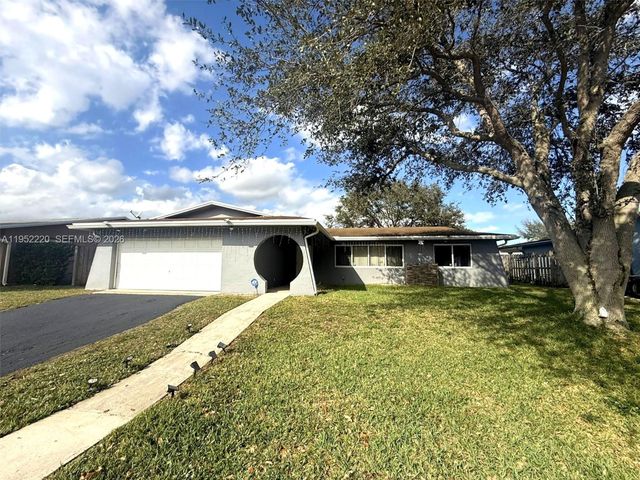 9511 NW 8th St, Pembroke Pines, FL 33024