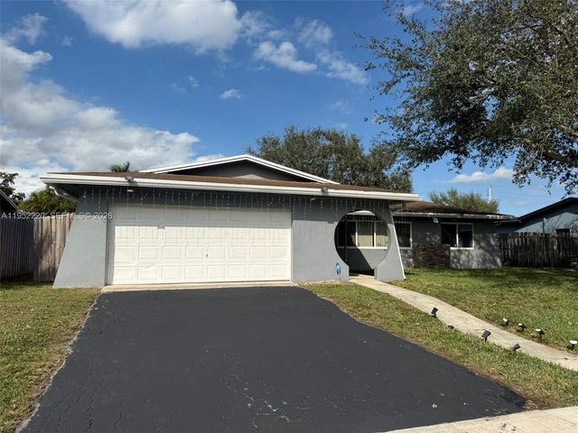 9511 NW 8th St, Pembroke Pines, FL 33024