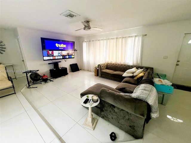 9511 NW 8th St, Pembroke Pines, FL 33024