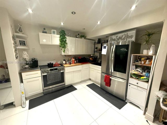 9511 NW 8th St, Pembroke Pines, FL 33024