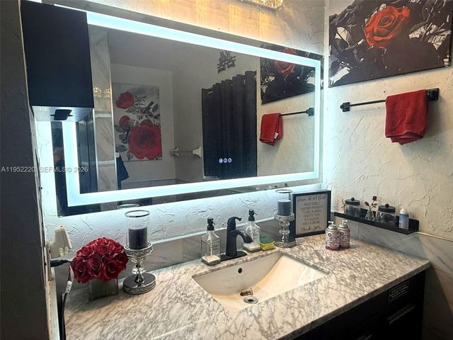 9511 NW 8th St, Pembroke Pines, FL 33024