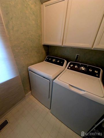 9 April Drive, South Brunswick, NJ 08810