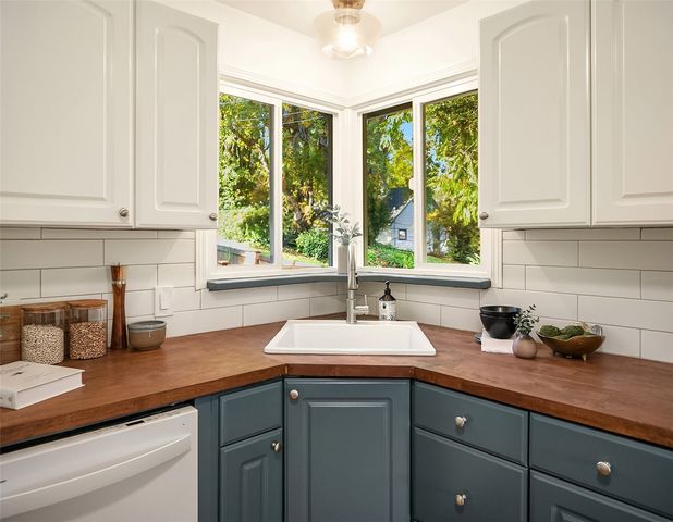 9023 20th Avenue NE, Seattle, WA 98115
