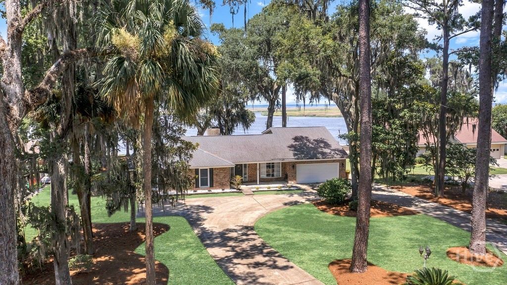 Image 2 of property listing at 12 Williamson Drive, Richmond Hill, GA 31324