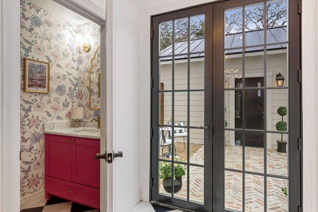 1804 S 6th ST, Austin, TX 78704