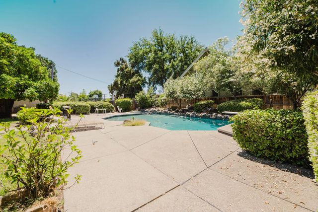 1637 N Hunter St, Stockton, CA 95204