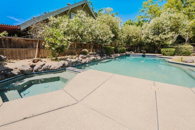 1637 N Hunter St, Stockton, CA 95204