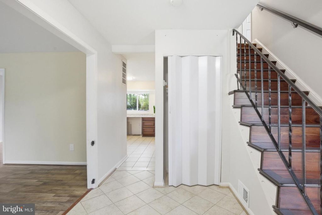 Image 4 of property listing at 1001 ARCHERY DR, Fort Washington, MD 20744