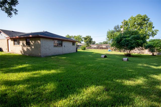 10902 Mosscrest Drive, Houston, TX 77048