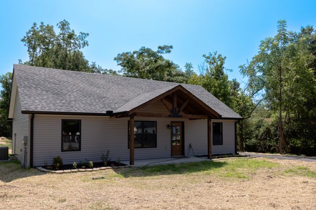 249 N Walnut St, Hohenwald, TN 38462