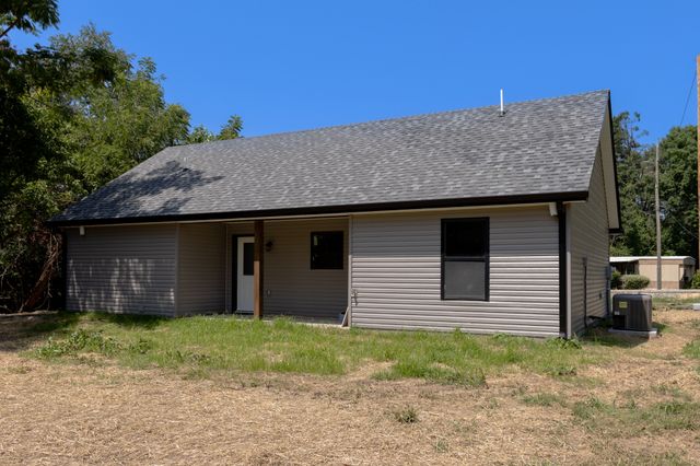 249 N Walnut St, Hohenwald, TN 38462