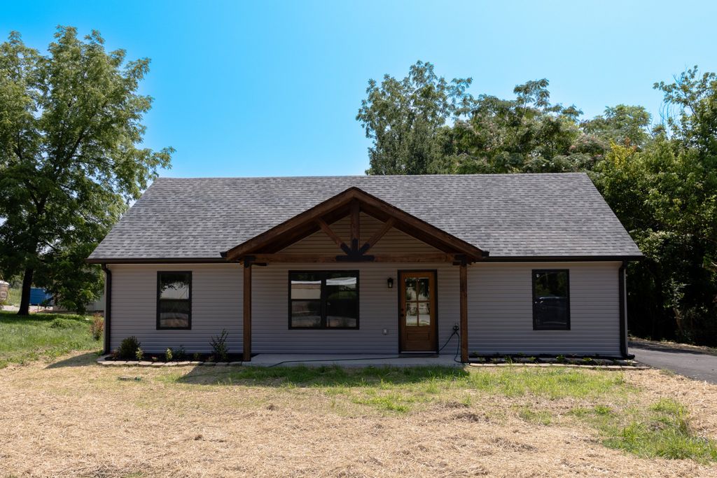 249 N Walnut St, Hohenwald, TN 38462