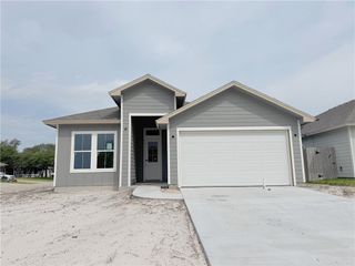 101 Broad Oak Dr, Rockport, TX 78382