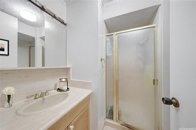 250 Kawaihae Street 2E, Honolulu, HI 96825