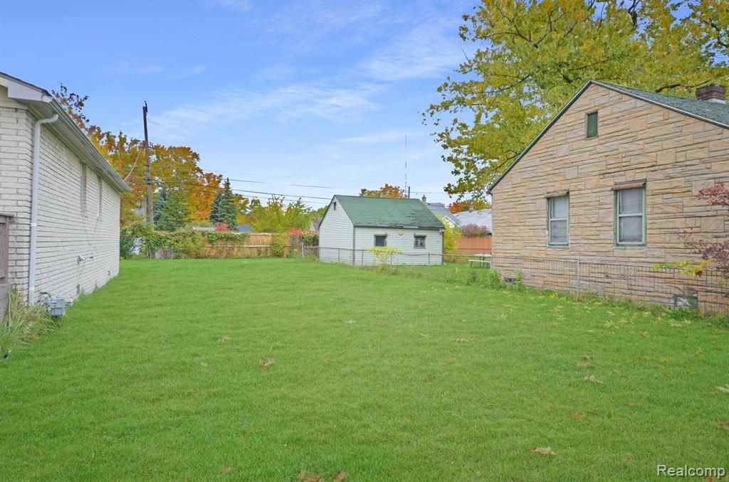 000 W Muir Avenue, Hazel Park, MI 48030