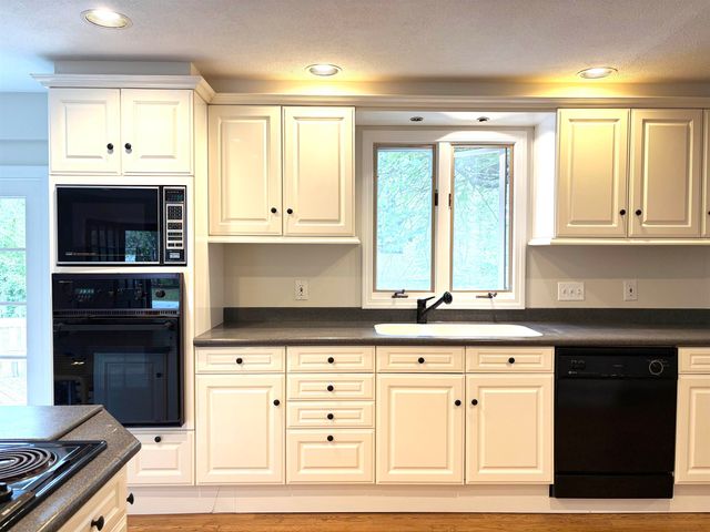 3 Valleyview Drive, Merrimack, NH 03054