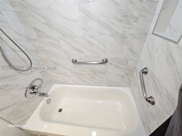 20400 W Country Club Dr 204, Aventura, FL 33180