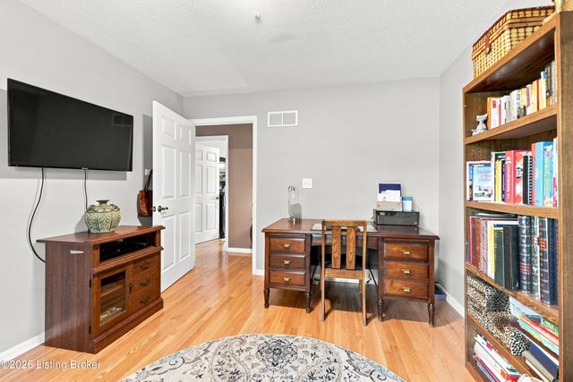 7304 Oswego Cir, Louisville, KY 40214