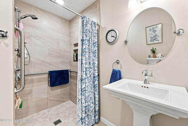 7304 Oswego Cir, Louisville, KY 40214