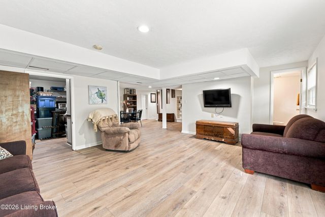 7304 Oswego Cir, Louisville, KY 40214
