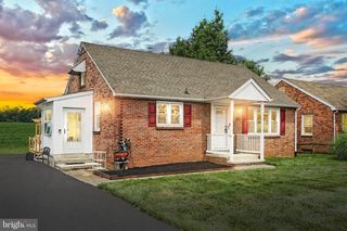 6581 YORK RD, Spring Grove, PA 17362