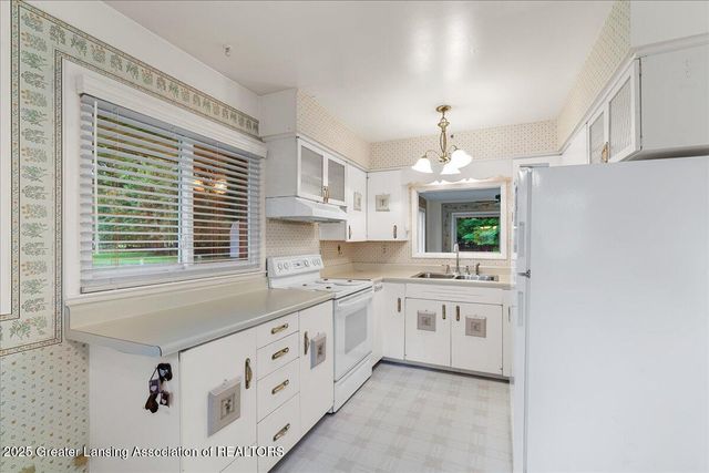 4916 Tressa Drive, Lansing, MI 48910